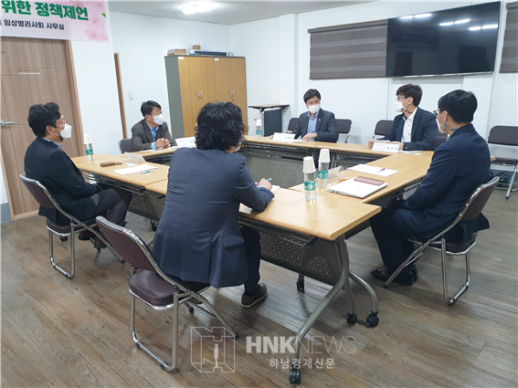 사진설명. 최종윤 국회의원, 김해영 더불어민주당 부산 연제구 지역위원장, 대한임상병리사협회 부산광역시회 강종원 사업부회장, 임용 학술부회장, 김상봉 행정부회장, 황원주 회장이 정책 논의를 하고 있다.