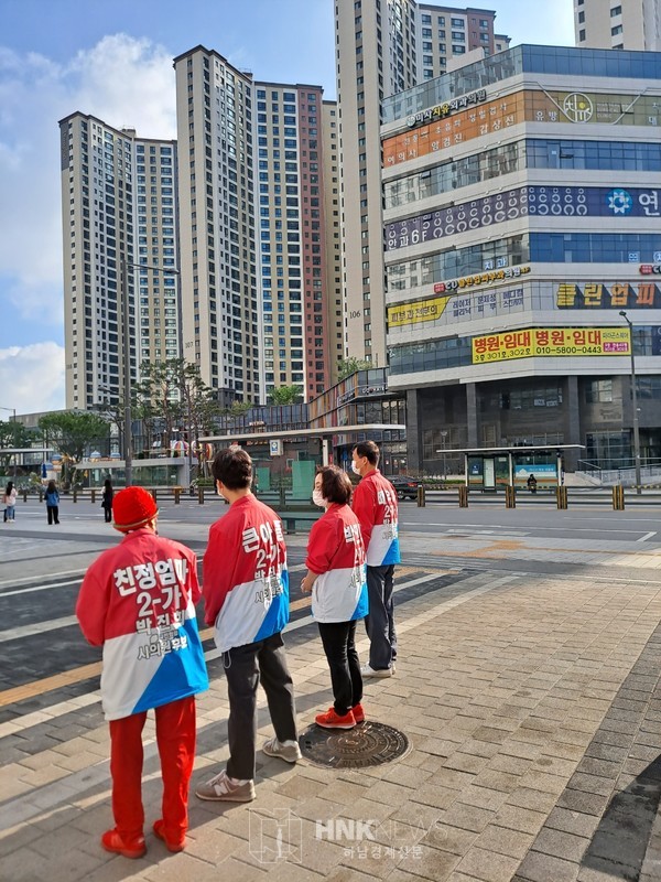 사진설명. 박진희 후보는 가족과 함께 유세차 없는 '워킹 선거운동'을 펼치고 있다. 