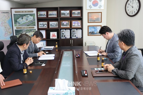 사진설명. ITECO 하남지식산업센터 경영자협의회 주기중 회장과 ITS인재개발원 하남지사 이청준 지사장이 업무협약서에 서명을 하고 있다.