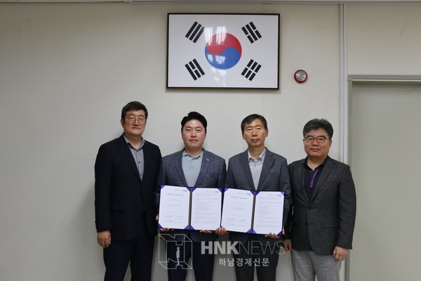 사진설명. (좌측부터) 김동진 총무이사, 이청준 지사장, 주기중 회장, 안현욱 연구소장이 협약을 마친 후 기념촬영을 하고 있다.