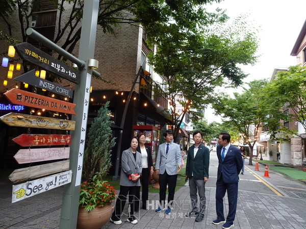 (사진설명). 하남시의회 의원연구단체 ’문화예술 연구단체‘가 지난 28일 용인 보정동 카페거리를 방문, 벤치마킹을 통해 하남에 접목할 수 있는 방안을 모색하기 위한 논의를 하고 있다.