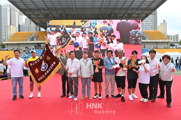(사진설명) 이현재 시장이 하남종합운동장에서 열린 ‘제34주년 하남시민의 날 기념식 및 체육대회’에 참석해 우승기를 전달하고 있다.