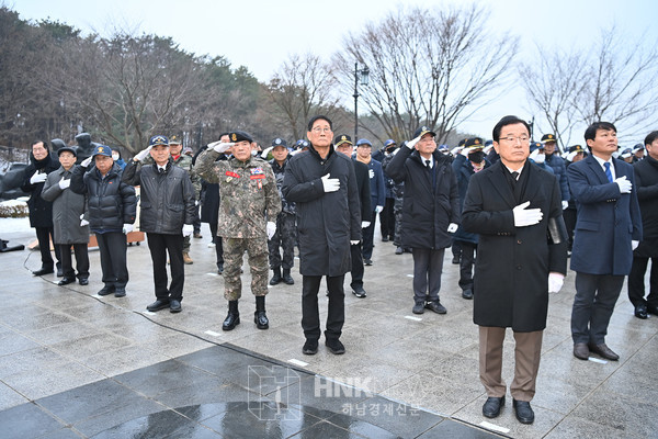사진 설명. 이현재 하남시장이 2일 새해를 맞아 검단산 현충탑을 방문해 신년 참배식을 갖고 국가와 민족을 위해 헌신·희생하신 순국선열과 호국영령의 뜻을 기렸다.