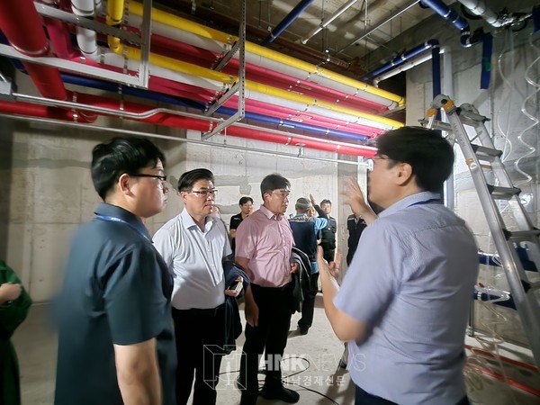 사진설명. 한국위드케어협회 전정운 대표가 윤태길 경기도의원과 임희도 하남시의원에게 배관세척 과정에 대해 설명하고 있다.
