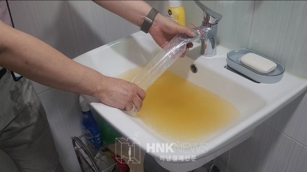 사진설명. 미사 베라체 노인정 배관세척 중 녹물이 배출되고 있다